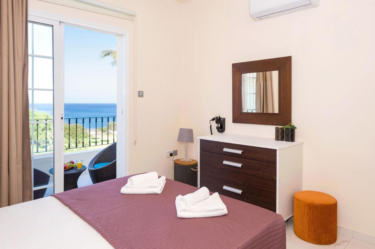 Villa Oceania - Beachfront Paralimni Exterior photo