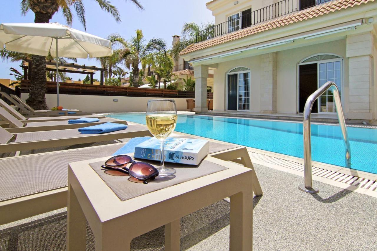 Villa Oceania - Beachfront Paralimni Exterior photo