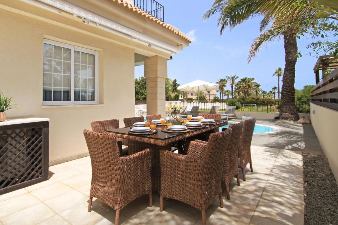 Villa Oceania - Beachfront Paralimni Exterior photo
